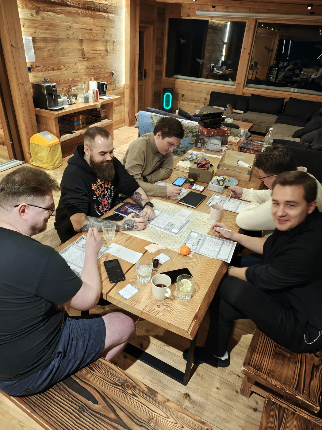 Sesja RPG w drewnianych wnętrzach