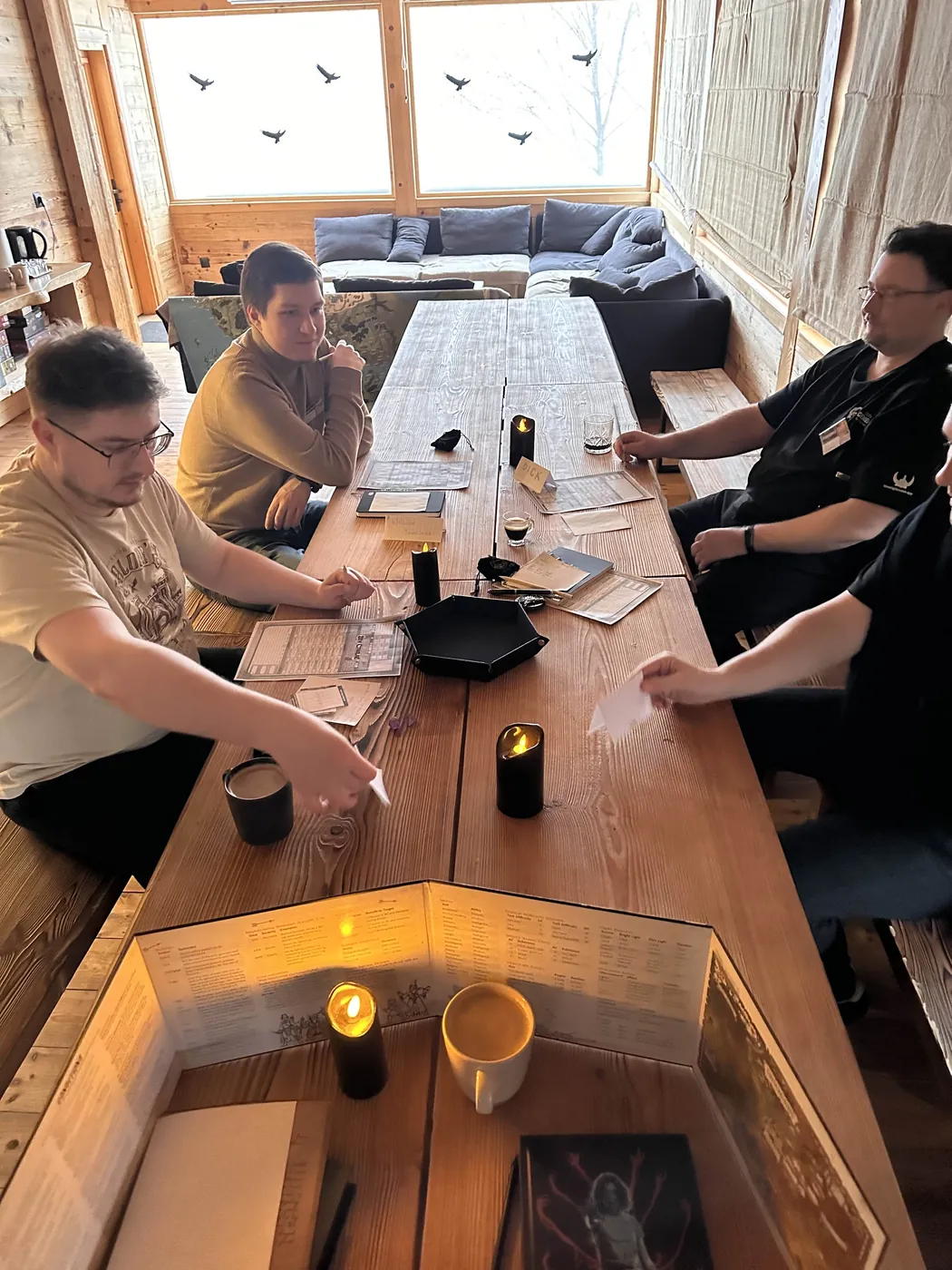 Gracze przy stole w jasnej sali Wilczej Doliny